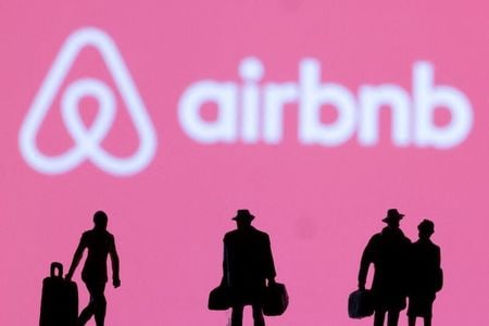 　５月２４日、民泊サイト運営大手の米エアビーアンドビーは、中国本土で７月３０日以降、全ての物件掲載や体験サービスを停止すると発表した。写真はボスニア・ヘルツェゴビナのゼニツァで２月撮影（２０２２年　ロイター／Dado Ruvic）
