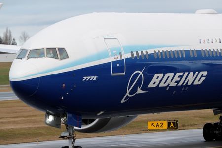 米航空機大手ボーイング<BA.N>は２０日、新型コロナウイルスの感染拡大に伴う経営環境の悪化を踏まえ、最高経営責任者（ＣＥＯ）への報酬の支払いを見送るとともに、配当も停止すると発表した。写真は１月２５日、ワシントン州で撮影（２０２０年　ロイター/Terray Sylvester）