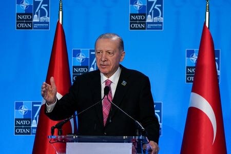 トルコのエルドアン大統領は、バイデン米大統領とその政権がパレスチナ自治区ガザの紛争におけるイスラエルの戦争犯罪と国際法違反に加担していると述べ、イスラエルへの制裁を求めた。写真は記者会見する大統領。１１日撮影（２０２４年　ロイター/Elizabeth Frantz）