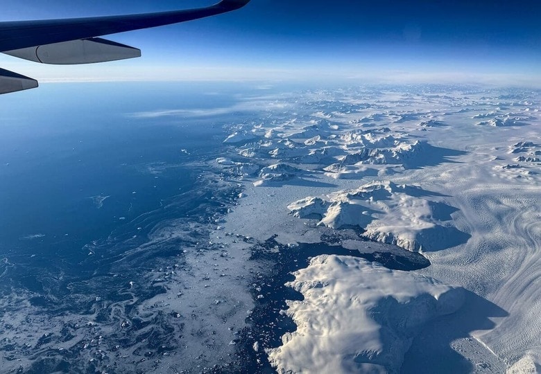 空から見たグリーンランド。北大西洋と北極海の間に位置する戦略的要衝だ　Patrick Pleul/dpa via Reuters Connect