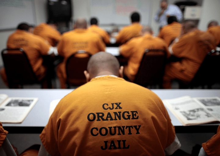 アメリカの刑務所はウイルス拡散の温床になりかねない Lucy Nicholson – REUTERS