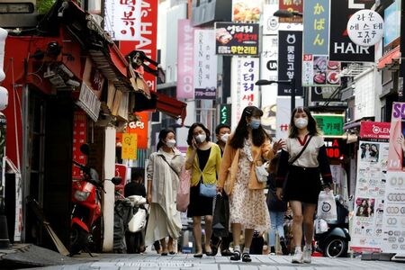 　韓国政府が７月２日発表した６月の消費者物価指数（ＣＰＩ）は、前年同月比２．４％上昇し、２０１２年４月以来約９年ぶりの高水準だった５月の２．６％からペースは鈍化したものの、３カ月連続で２％を上回った。２０２０年５月、ソウルで撮影（２０２１年　ロイター/Kim Hong-Ji）