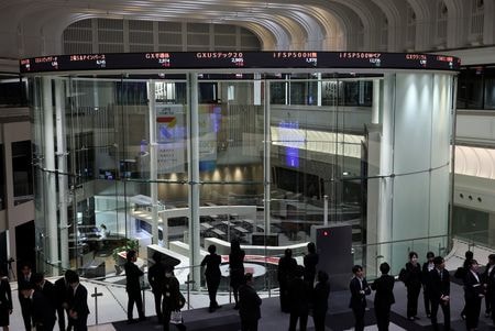 写真は東京証券取引所。4月6日、東京で撮影。REUTERS/Issei Kato