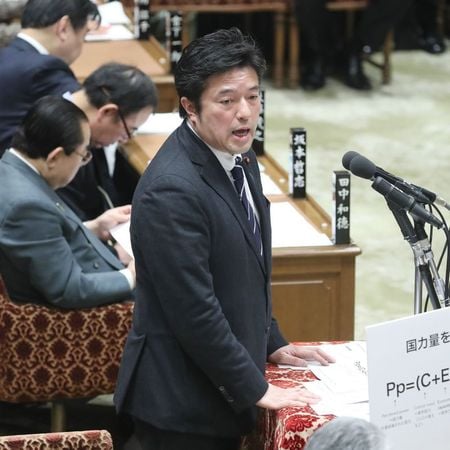 　２月２日　中山泰秀防衛副大臣はロイターとのインタビューで、前日に国軍がクーデターを起こしたミャンマーについて、日本の対応次第で中国の影響力が増す可能性があるとの見方を示した。写真は国会で質問する中山氏。２０１９年２月撮影（２０２１年　時事通信）