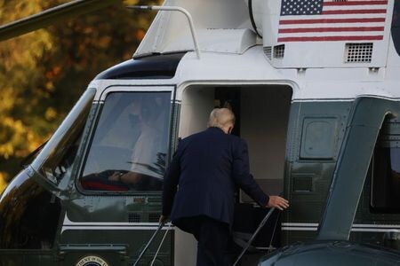 　１０月２日　トランプ米大統領は新型コロナウイルスに感染したこと受け、ワシントン郊外のウォルター・リード米軍医療センターに入院した。写真は病院へ向かうため、大統領選用ヘリコプターの乗り込むトランプ氏。１０月２日、ホワイトハウスで撮影（２０２０年　ロイター/Leah Millis）