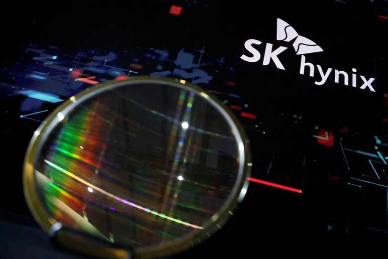 先端産業開発ビジョンの公開説明会に先立ち、ＳＫハイニックスのブースに展示された半導体ウェハー。韓国光州市で６月撮影。REUTERS/Kim Hong-Ji