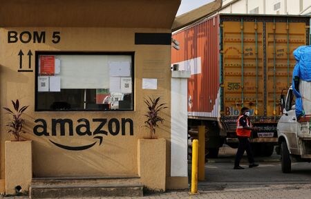 ６月１９日、  インドの人権委員会は、ニューデリー近郊にある米アマゾン・ドット・コムの倉庫における労働法違反を巡る疑惑について調査するよう政府に要請した。ムンバイのアマゾン倉庫施設で２０２１年１０月撮影（２０２４年　ロイター/Francis Mascarenhas）