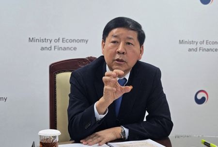 具潤哲企画財政相、ソウルで1月撮影。 REUTERS/Dogyun Kim