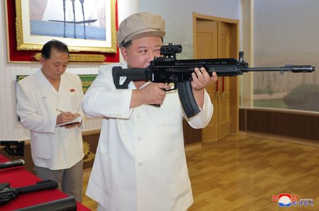 　北朝鮮国営の朝鮮中央通信（ＫＣＮＡ）は８月１４日、金正恩朝鮮労働党総書記（写真）が先週、戦術ミサイル生産工場など複数の主要軍需工場を視察したと報じた。ＫＣＮＡに提供された資料写真（２０２３年　ロイター）
