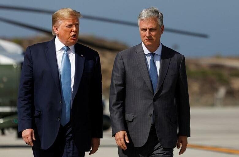 オブライエン米大統領補佐官（右）は16日、大統領選で民主党のバイデン前副大統領が勝利した「公算が明らかに大きいように見える」とし、バイデン氏への円滑な政権移行を確約すると述べた。ロサンゼルスで昨年9月撮影（2020年　ロイター/TOM BRENNER）
