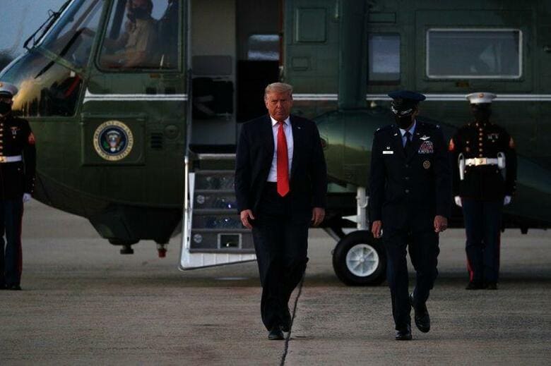 １１月の米大統領選に向け、共和党のトランプ大統領は激戦のペンシルベニア州で選挙集会を開き、新型コロナウイルスのパンデミック（世界的大流行）と経済的打撃から回復するためには自身の再選が必要だと訴えた。写真は１０月２０日、メリーランド州のアンドリュース空軍基地で撮影（２０２０年　ロイター/Tom Brenner）