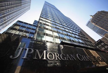 　５月１３日、米ＪＰモルガン・チェースは、最高経営責任者（ＣＥＯ）と会長の兼任を廃止し、上級幹部退職金の株主監視を強化するよう求める株主提案について、いずれも拒否する方針を示した。写真は米ニューヨークで２０１３年９月撮影（２０２４　ロイター／Mike Segar）