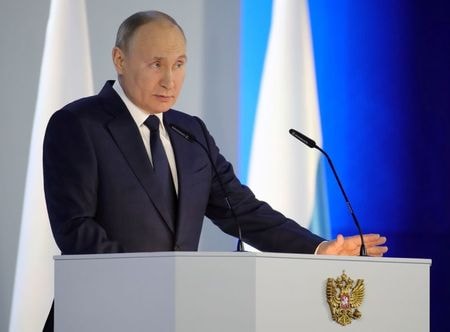 ロシアのプーチン大統領は２０日、同国の領土を奪おうとする者の「歯をへし折る」と述べ、侵攻には強力に対抗する姿勢を示した。写真は、2021年4月21日に連邦議会で演説するプーチン大統領。（2021年　ロイター／Sputnik/Mikhail Klimentyev/Kremlin via REUTERS）