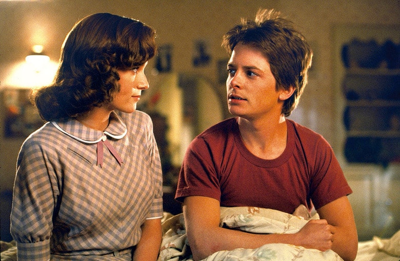 1985年から55年にタイムトリップした高校生マーティ（右）は、若き日の母ロレイン（左）に遭遇。あるアクシデントをきっかけに母に猛アタックされ、困った事態に　COURTESY OF UNIVERSAL STUDIOS LICENSING LLC