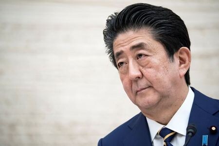 安倍晋三首相は８日夕、新型コロナウイルスの影響で経済的打撃を受けた事業者や国民を支援するため、官民の金融機関に対して「地域の民間金融機関でも融資できるよう、柔軟な対応をお願いしたい」と伝え、無担保・無利子融資などの協力を要請した。写真は４月７日、首相官邸で撮影（２０２０年　Tomohiro Ohsumi/代表撮影）