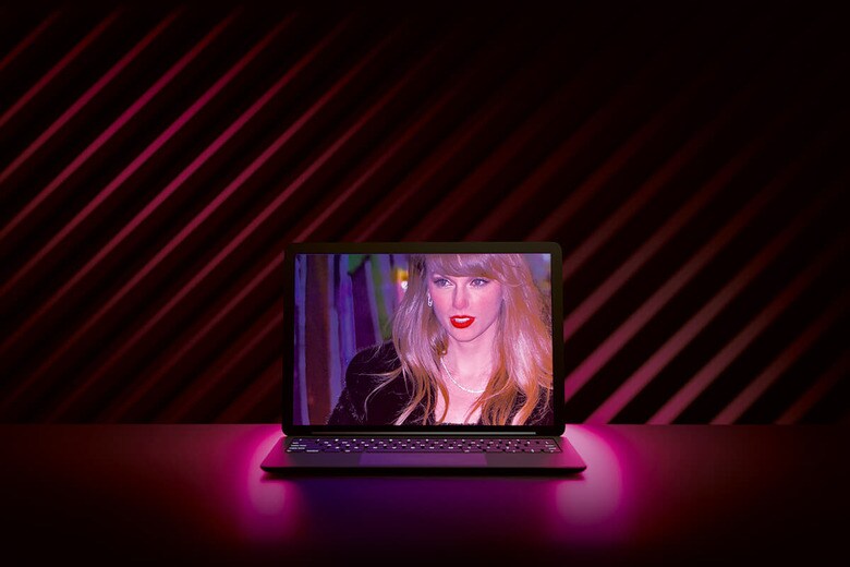 スウィフトの被害にファンが抗議するなど、オンライン空間での互助精神や規制を求める動きも生まれている　JAMES DEVANEYｰGC IMAGES/GETTY IMAGES (SWIFT), UNDEFINED UNDEFINED/ISTOCK