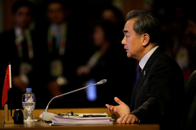 ８月６日、中国の王毅外相は、国連安全保障理事会が採択した北朝鮮への追加制裁について、一連のミサイル実験に対する適切な対応だとする一方、朝鮮半島問題は「重大な岐路」にあり、解決には対話が不可欠との認識を示した。マニラで行われているＡＳＥＡＮ会議で撮影（２０１７年　ロイター／Aaron Favila）