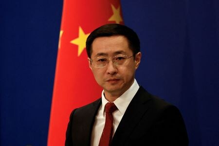 中国・北京で記者会見に出席する中国外務省の林剣報道官。2025年4月撮影。REUTERS/Tingshu Wang/File Photo