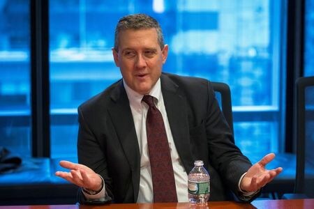 米セントルイス地区連銀のブラード総裁は、物価上昇が予想通りに緩和しなかった場合に備え、ＦＲＢは向こう数回の連邦公開市場委員会で「一段とタカ派的な方向に取り組む」必要があるとの考えを示した。２０１５年２月、ニューヨークで撮影（２０２１年　ロイター／Lucas Jackson/File Photo）