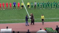 何これ本物！？サッカーの試合でボールを審判に渡すクマ