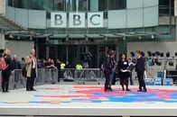 「BBCは存亡の危機」、理事長に「利益相反」疑惑が浮上...背景に受信料モデルの限界と政治の圧力