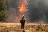 カリフォルニア州ヨセミテ公園周辺で山火事　数千人が避難