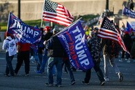 【動画】自転車でトランプ支持を叫んでいた男性が派手に転倒