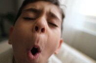 「鼻をほじるとアルツハイマー病のリスクを高める...」研究結果発表される