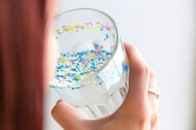 飲み物から「数千個」のマイクロプラスチックが体内に...プラ製カップの「危険性」を示す最新研究