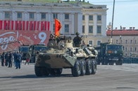 ソ連時代の「勝利の旗」掲げるロシア軍車両を次々爆破...脱出し、雪原に倒れ込んだ兵士を「吹き飛ばす」瞬間も