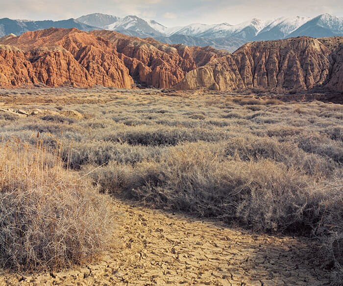 天山山脈のアク・シュイラク山岳地帯に行くには、凍った川やぬかるんだ凍土、急峻な傾斜を何時間も運転しなければならない(2023年)