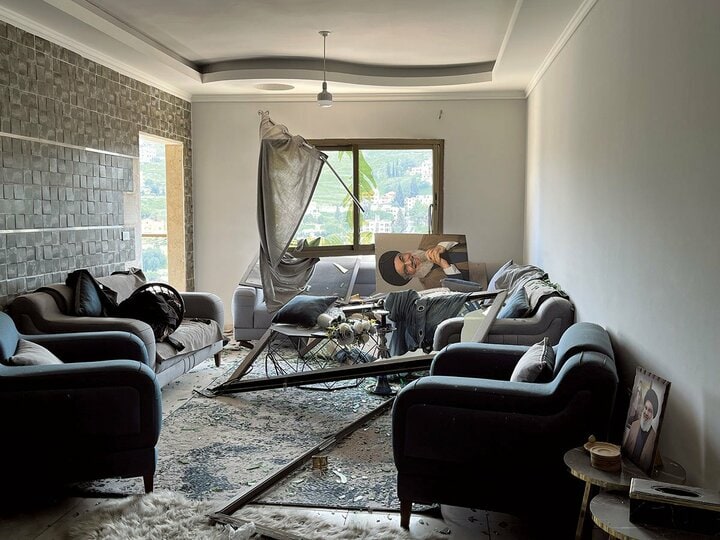 爆風を受けた部屋にはナスララの写真が（4月8日）