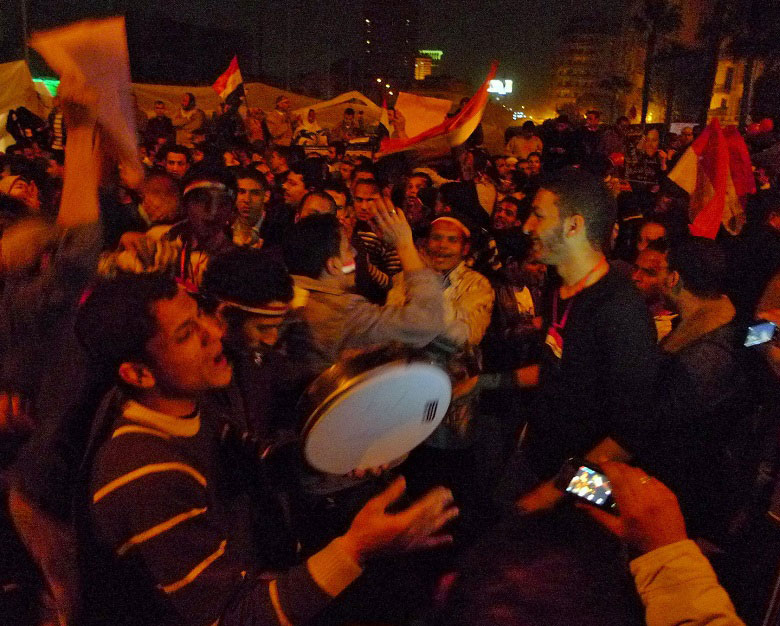 2011年2月11日夕、ムバラク大統領の辞任が発表され、カイロのタハリール広場で喝采を上げる若者たち＝川上泰徳撮影