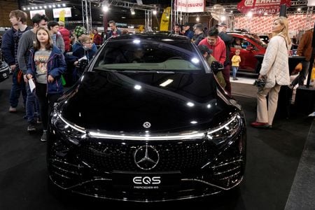 　８月２４日、ドイツ高級車メーカーのメルセデス・ベンツグループ（旧ダイムラー）インド部門のマーティン・シュウェンク最高経営責任者（ＣＥＯ）はロイターのインタビューで、インドの高級電気自動車（ＥＶ）市場で「ポールポジション」を獲得し、高級車ブランドとして販売トップの座を固める計画だと述べた。写真はラトビア・リガの自動車ショーで４月３０日撮影（２０２２年　ロイター/Ints Kalnins）