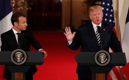 　４月２５日、フランスのマクロン大統領は、トランプ米大統領は２０１５年にイランと欧米など６カ国が結んだ核合意を破棄するだろうと述べた。写真は２４日、共同記者会見する同仏大統領（左）と同米大統領（右）。ワシントンで撮影（２０１８年　ロイター／Jonathan Ernst）