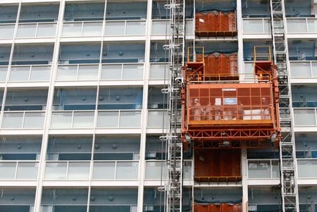 　２月２６日、国土交通省が２６日発表した１月の新設住宅着工戸数は、前年比３．１％減の５万８４４８戸となった。写真は集合住宅の建設現場。都内で２００９年６月撮影（２０２１年　ロイター／Issei Kato (JAPAN）