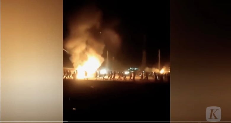 インドネシアの中国資本の工場で起きた暴動の様子　Harian Kompas - YouTube