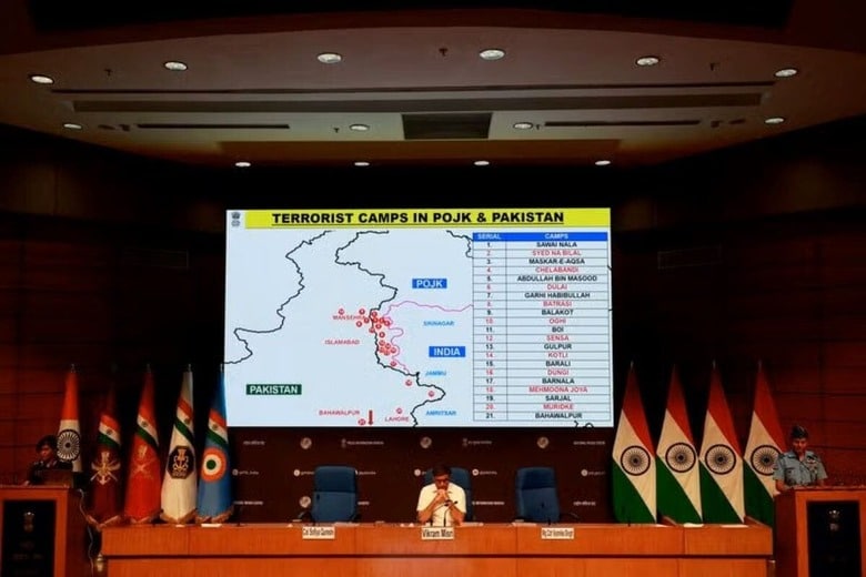 ５月７日、 インドはパキスタンと係争地カシミール地方のパキスタン支配地域にある計９カ所の「テロリストのインフラ」を攻撃したと発表した。写真は攻撃についてニューデリーで記者会見するインドのミスリ外務次官（２０２５年　ロイター/Priyanshu Singh）
