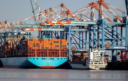 ９月２３日、ドイツの主要な５つの経済研究所は、２０２５年の国内成長率見通しを０．２％に引き上げた。４月の前回予想では０．１％だった。８月１３日、ドイツのブレーマーハーフェンの港で撮影（２０２５年　ロイター/Leon Kuegeler）