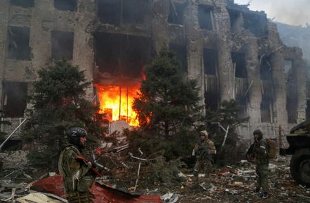 ロシア国防省は、ウクライナ南東部マリウポリのアゾフスターリ製鉄所に留まっている兵士や市民が退避できるよう攻撃を停止する用意があると述べた。ＲＩＡ通信が伝えた。マリウポリで２１日撮影（２０２２年　ロイター/Chingis Kondarov）