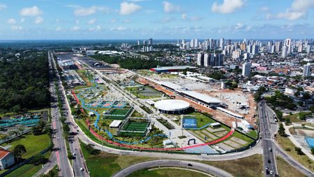 ブラジルで来月開かれる第３０回国連気候変動枠組み条約締約国会議（ＣＯＰ３０）を前に、３５カ国の財務相から成るグループは１５日、先進国から途上国に対する年１兆３０００億ドルの温暖化対策資金の調達計画案を公表した。写真はCOP３０の開催地の一部。６月に撮影（２０２５年　ロイターー／Marx Vasconcelos）