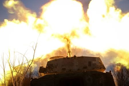 ロシア南部クラスノダール地方にあるカスピ海パイプライン・コンソーシアム（ＣＰＣ）へのウクライナ軍の無人機（ドローン）攻撃で発生した火災は、５日目に入っても消火作業が続いている。写真は２３日、ウクライナのヘルソン地域で撮影（２０２５年　ロイター/Ivan Antypenko）