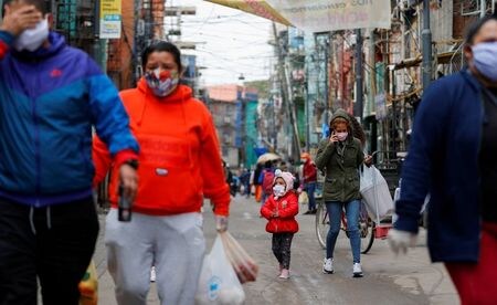 　新型コロナウイルスを巡る海外の状況をまとめた。写真は５月６日、アルゼンチンのブエノスアイレスで撮影（２０２０年　ロイター/Agustin Marcarian）