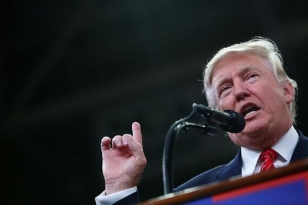 　８月９日、米大統領選の共和党候補ドナルド・トランプ氏（写真）は演説で、米最高裁判事人事をめぐり、民主党の対抗馬ヒラリー・クリントン氏がリベラル派を指名するのを銃規制反対派が阻止する可能性があると述べた。９日撮影（２０１６年　ロイター/Eric Thayer）