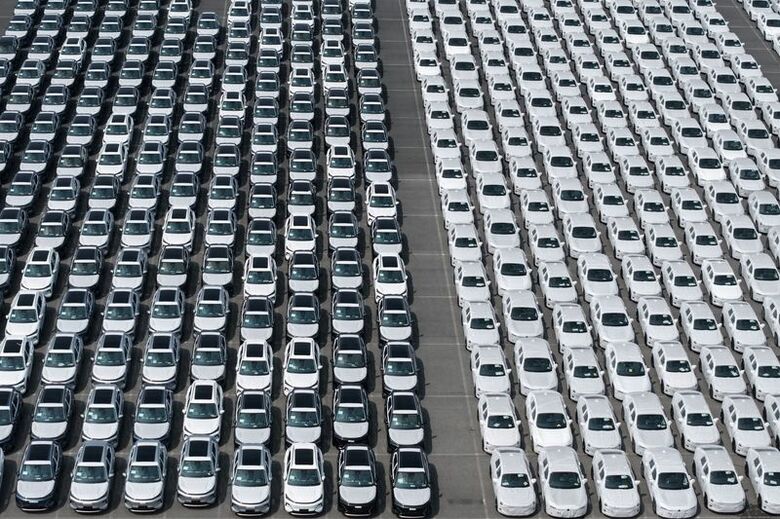 写真は中国・上海港の輸出ターミナルに並ぶ新車。7月14日、上海で撮影。China Daily 提供。REUTERS