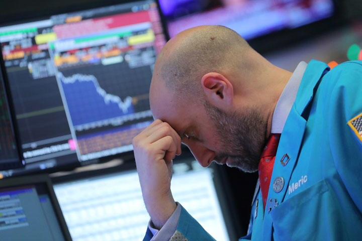 株安で頭が痛いニューヨーク証券取引所のトレーダー　Brendan McDermid- REUTERS