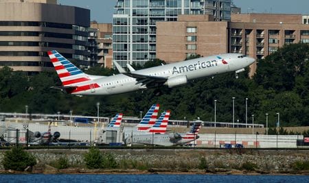 　アメリカン航空は２日、新興企業ゼロアビアから水素燃料電池エンジンを１００基購入する仮契約に合意したと発表した。写真は離陸するアメリカン航空機、２０１７年８月撮影（２０２４年　ロイター/Joshua Roberts）