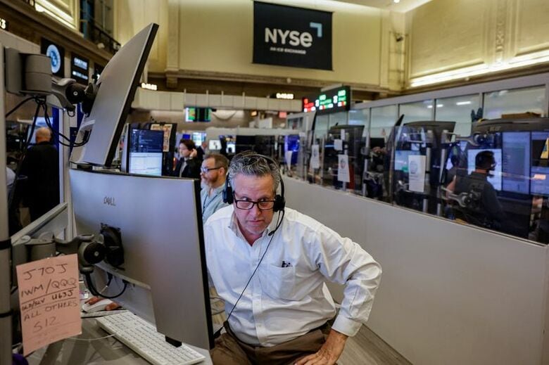 写真はＮＹＳＥアメリカンの取引フロアで働く先物・オプションのトレーダーたち。3日、米ニューヨーク市で撮影。 REUTERS/Jeenah Moon
