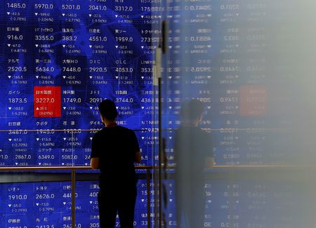 写真は２０２４年８月、都内の株価ボード前で撮影。REUTERS/Issei Kato