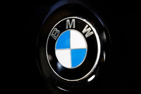 写真はＢＭＷのロゴ。2025年2月、オランダ・ナイメーヘンのディーラー内で撮影。REUTERS/Piroschka van de Wouw